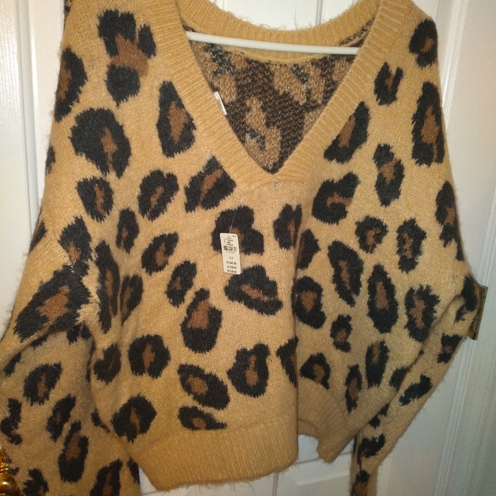 VS Pink cheetah print sweater NWT - Picture 2 of 5